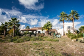 Self-sufficient finca in a quiet area with a swimming pool construction license